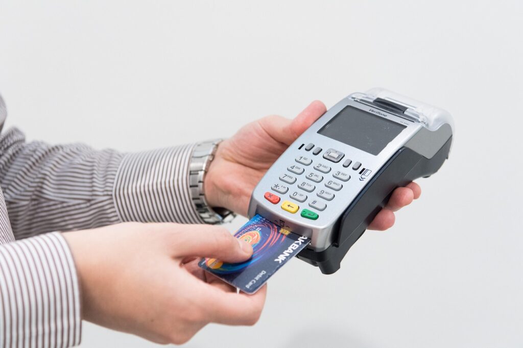 クレジットカードを持つべきか、メリットとデメリットは何ですか？