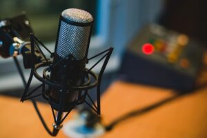 声優がポッドキャストで収益化するための方法は？